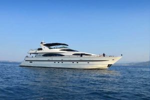 Charter Azimut 100 Accama