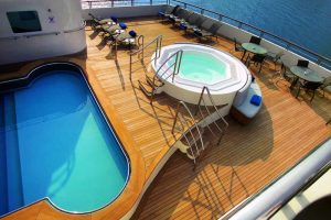 Mini-cruise-ship-pool
