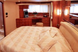 azimut-68-cabin