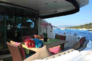fairline-squadron-cockpit