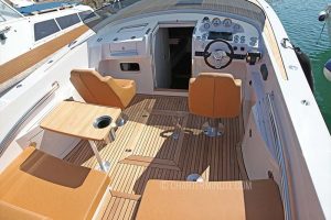 Frauscher-10-17-rental-cockpit