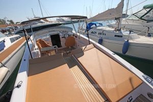 Frauscher-10-17-rental-cockpit-sunwaning
