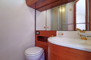Couach-22m bathroom
