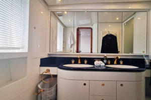 Couach-22m master bathroom